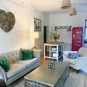 https://coach-house-coaching-cottage-bournemouth-sleeps-6.bournemouth-hotels.org