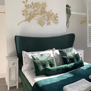 https://newly-refurbished-town-centre-flat-with-free-parking-a.bournemouth-hotels.org